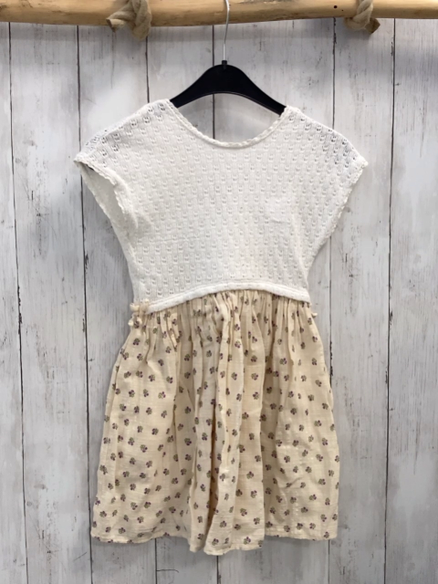   Kleid  Gr. 110  weißes Strickoberteil mit Lochmuster beige Rock mit Blumen 