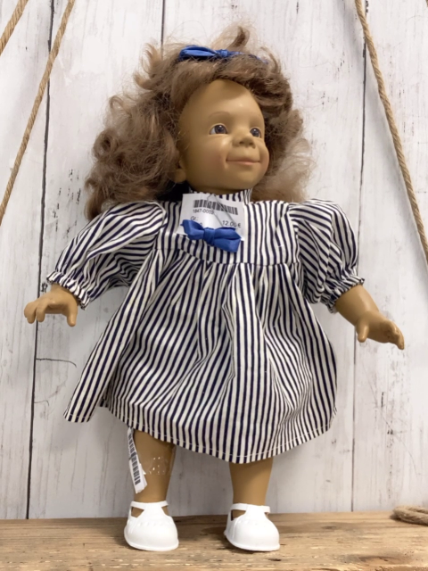   Puppe  Mädchen mit blau weiß gestreiftem Kleid (Größe ca. 37cm)