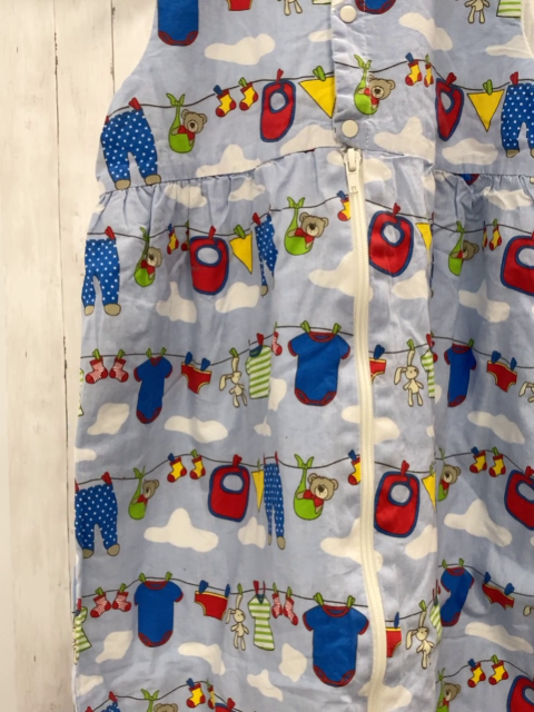Pusblu Schlafsack Gr. 110  hellblau bunte Klamotten Wolken