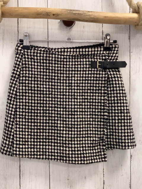 zara Rock Gr. 140  schwarz weiß gemustert Schnalle Wickeloptik