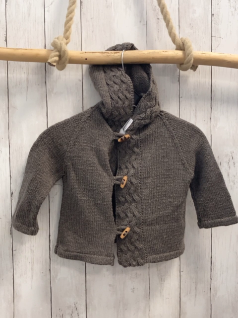   Strickjacke  Gr. 104  grau Strick Kapuze Zöpfe Knebelknöpfe 