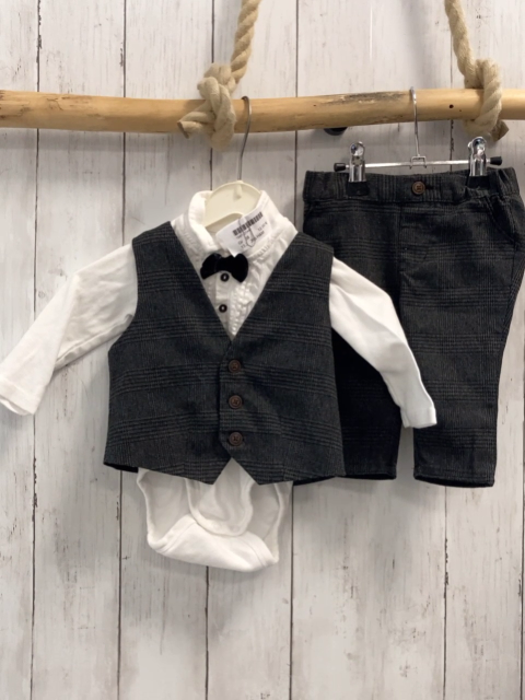 3tlg H&M  Langarmbody Weste + Hose  Gr. 68  weiß mit schwrazer Fliege + grau schwarz kariert 