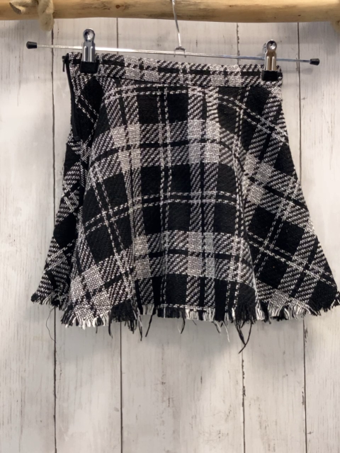 H&M  Rock Gr. 128  schwarz weiß kariert Fransensaum Bund verstellbar 