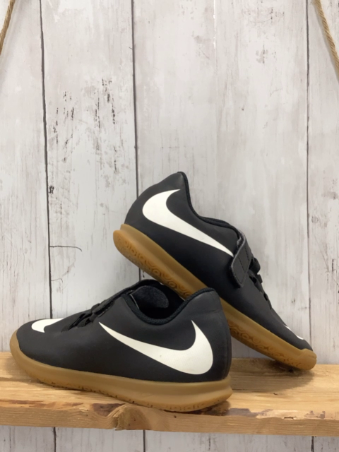 Nike  Schuhe  Gr. 34  schwarz weißes Label 