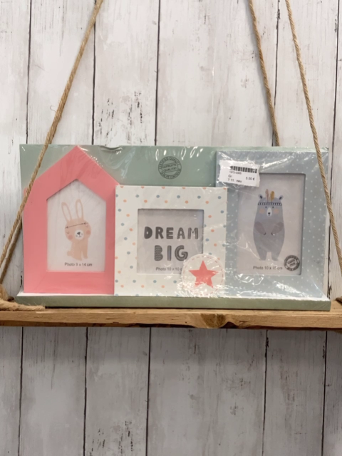 neu  Holzspielzeug  Ständer mit 3 Bilderrahmen 