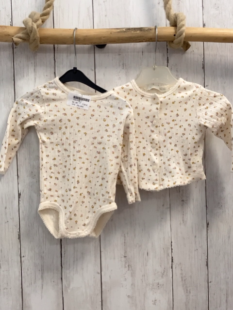 2tlg zara Body + Strickjacke Gr. 68  beige Lochmuster Blumen