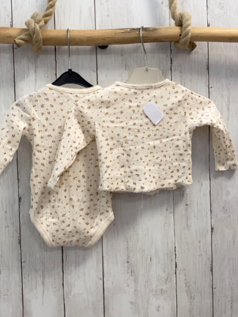 2tlg zara Body + Strickjacke Gr. 68  beige Lochmuster Blumen