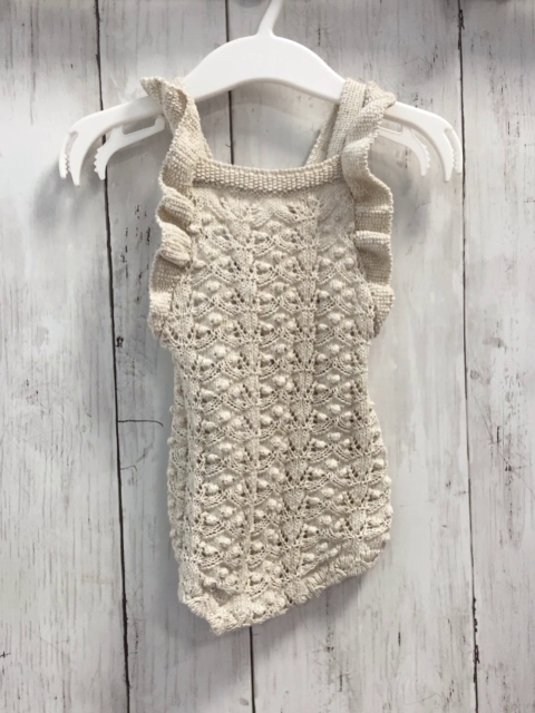 zara Playsuit Gr. 62  beige Strick Lochmuster