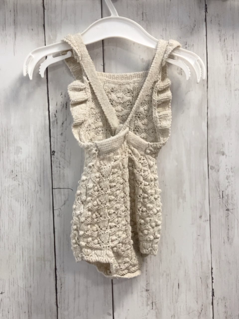 zara Playsuit Gr. 62  beige Strick Lochmuster