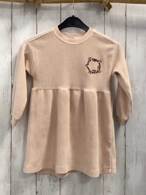 Zara  Kleid  Gr. 104  heller lachston Nicky Blumenkranz mit schwarzer Schrift  