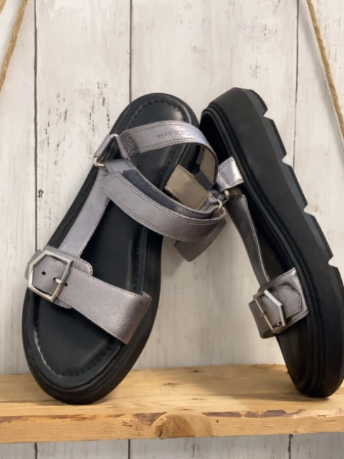 Tamaris  Sandalen  Gr. 40  silber Riemen schwarze dicke Sohle 