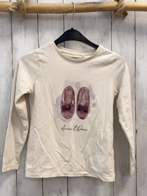 Name it  Langarmshirt  Gr. 122/128  beige Schuhe Schrift 