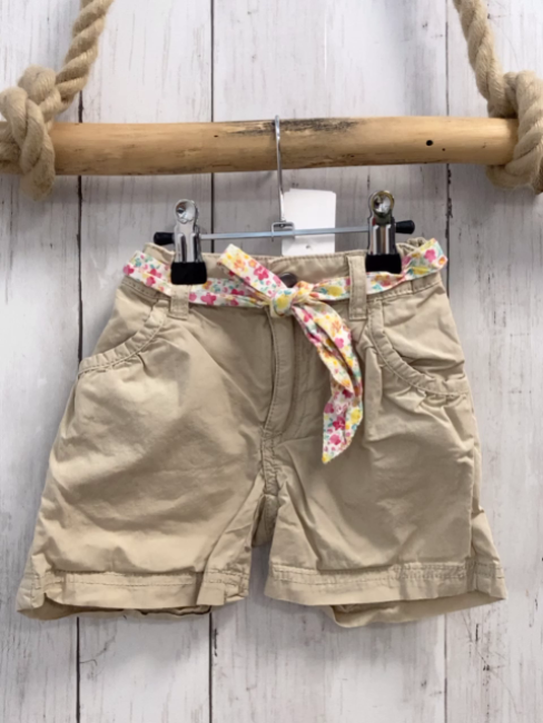 H&M  Shorts  Gr. 104  beige weißer Blumengürtel 