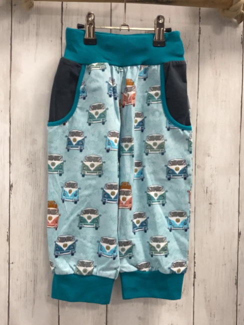 Babauba  Shorts  Gr. 122  mint bunte VW-Busse türkis Bund + Saum graue Tascheneingriffe 