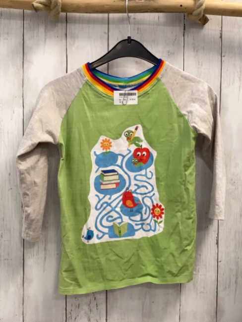   Langarmshirt  Gr. 116  hellgrün graue Ärmel Bild mit Tieren + Labyrinth bunter Streifenbund 