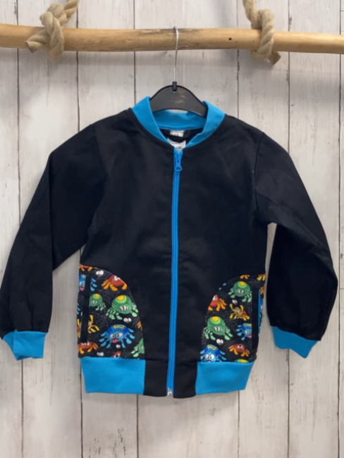 neu Babauba Sweatjacke Gr. 110  schwarz hellblauer Bund bunte Spinnen