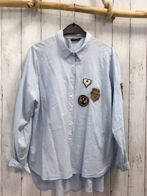 zara Bluse Gr. XL  hellblau Aufnäher