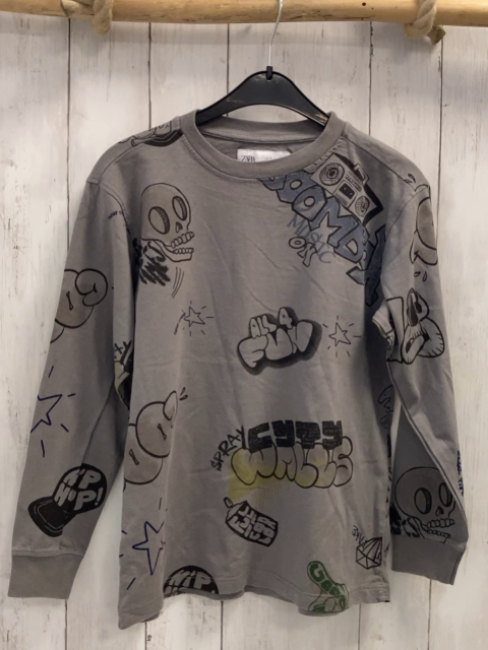 Zara  Langarmshirt  Gr. 140  hellgrau Totenschädel Schrift kappen ua 