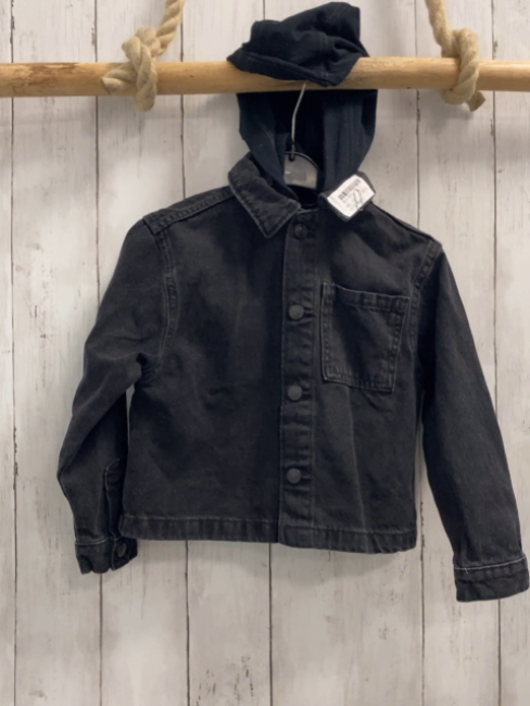 Kiabi  Hemd  Gr. 110  dunkelgrau Jeans mit schwarzer Kapuze 