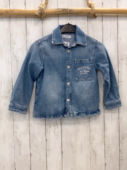 Zara  Hemd  Gr. 122  hellblau Jeans weiße Schrift 