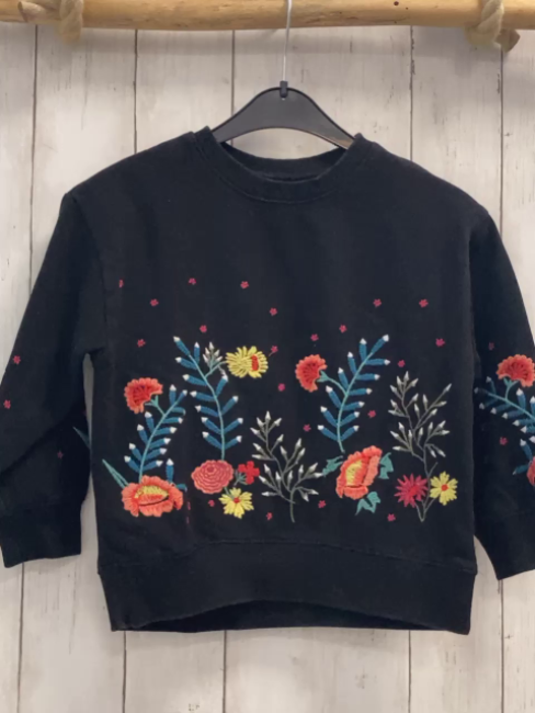Zara  Pullover  Gr. 110  schwarz gestickte Blumen 