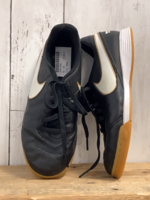 Nike  Schuhe  Gr. 34  schwarz weiße Sohle beige Label 