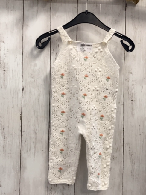 Zara  Latzhose  Gr. 74  weiß Strick Lochmuster Blumen 