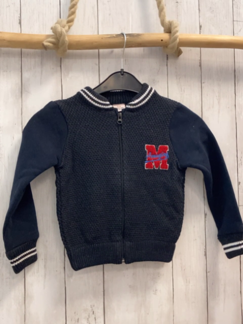 Tape à l´ oeil  Strick-Sweatjacke  Gr. 104  dunkelglau weißer Streifenbund rotes Plüsch "M" 