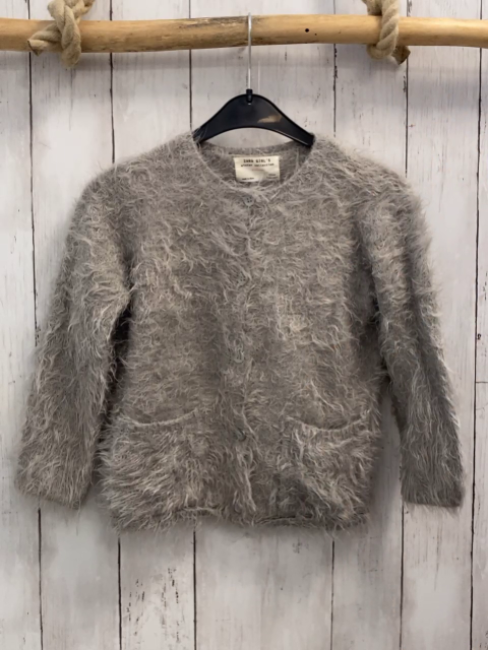 Zara  Strickjacke  Gr. 116  grau flusig 