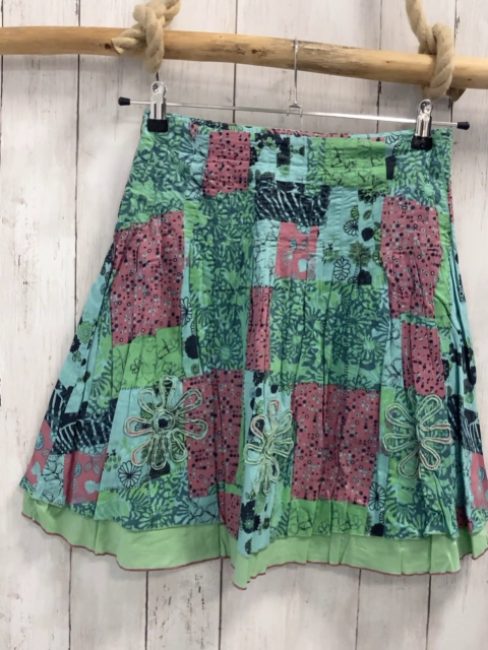 No No  Rock  Gr. 152  mint hellgrün altroQuadrate mit Blumen 