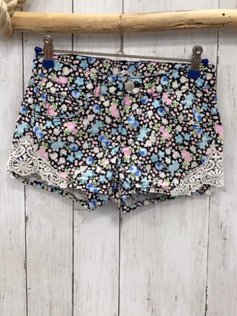 H&M Shorts Gr. 152  schwarz bunte Blumen weiße Häkelei Bund verstellbar 