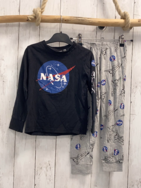 2tlg  Schlafanzug  Gr. 116  schwarz grau Raketen Schrift Nasa 