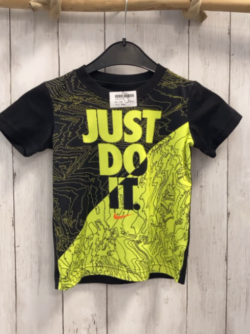 Nike  Sportshirt  Gr. 110  schwarz hellgrün Schrift Druck 