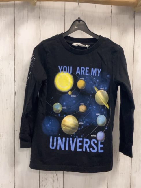 H&M Langarmshirt Gr. 110  schwarz Planeten Schrift