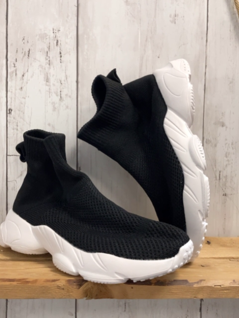   Schuhe  Gr. 34  schwarz weiße Sohle 