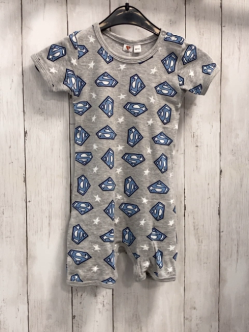   Playsuit Gr. 86  grau hellblau weißer Supermandruck weiße Sterne 