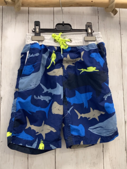 Boden Shorts  Gr. 122  blau bunte Haie weißer Bund 