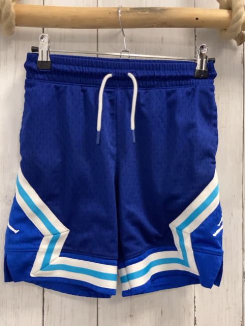 Jordan  Sportshorts  Gr. 128  blau mit Lochmuster + weiß hellblaue Streifen weiße Kordel 
