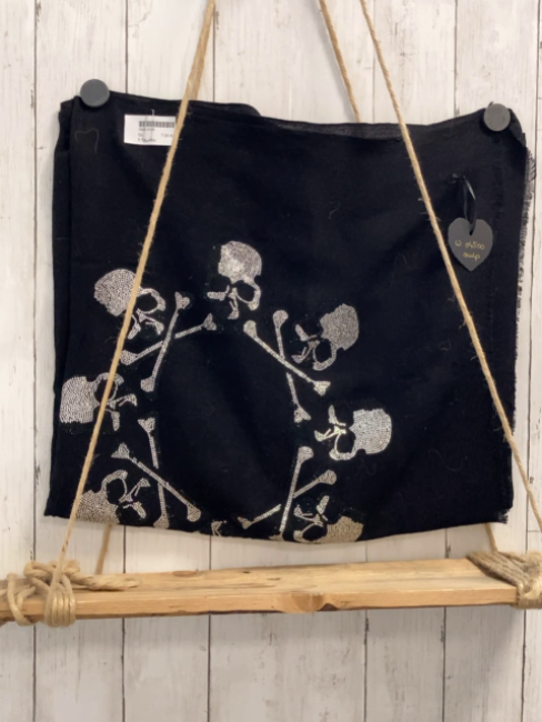 neu  Schaltuch  schwarz Totenköpfe + Knochen aus schwarz silber Steinen 