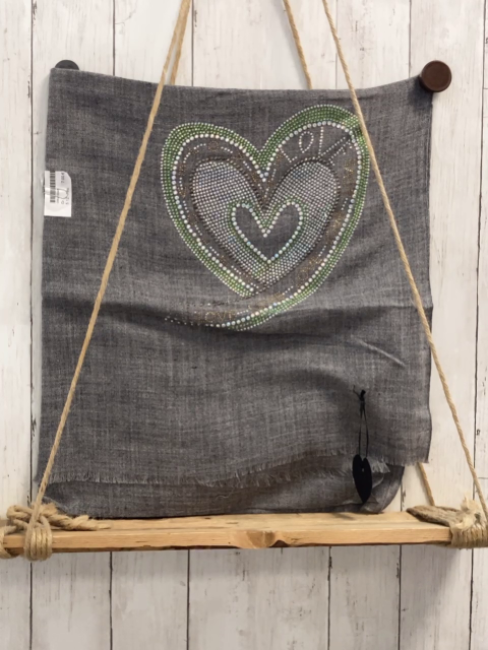 neu  Schaltuch  grau Herz aus bunten Steinen 