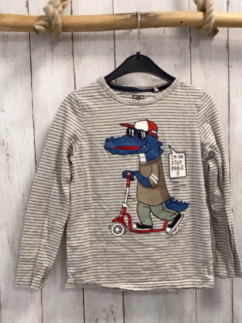   Langarmshirt Gr. 122  hellgrau graue Streifen Krokodil auf Fahrrad 