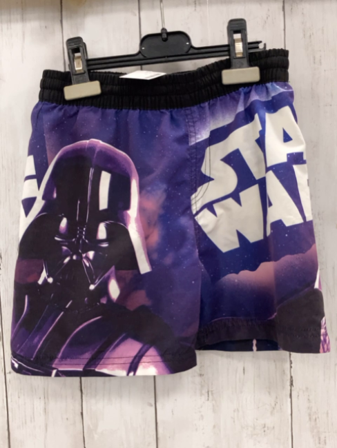  Badeshorts  Gr. 128  lila Sar Wars Trooper weiße Schrift schwarzer Bund 