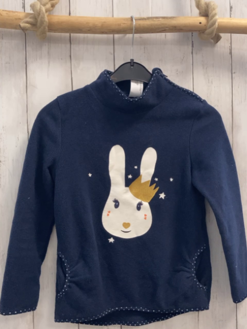  Pullover Gr. 128  blau gepunkteter Bund Hase