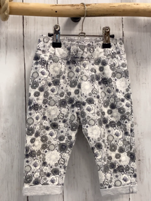   Jogginghose  Gr. 74   hellgrau weiß graue Blumen