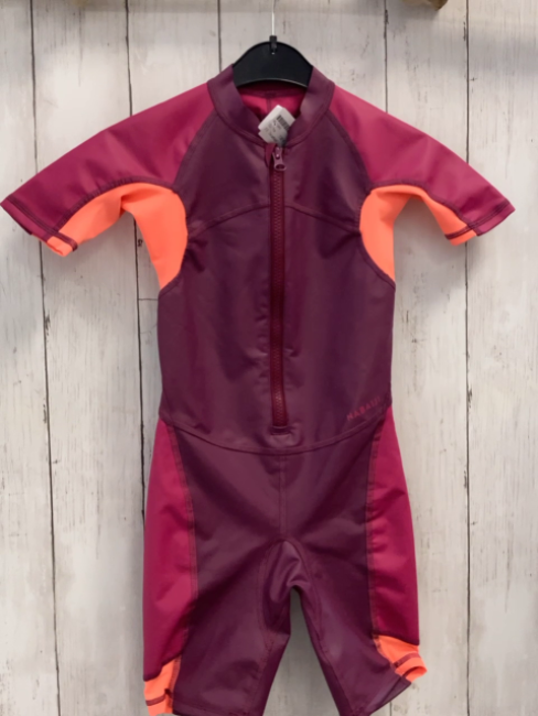 Decathlon  Schwimmoverall Gr. 116  weinrot aubergine orange 