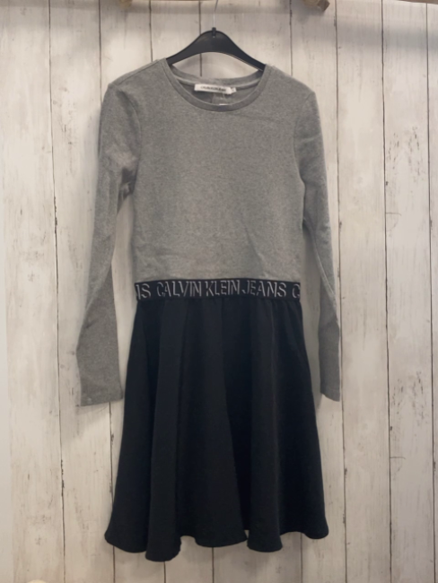 Calvin Klen Jeans  Kleid  Gr. 158/164  graues Rippenoberteil Gürtelband mit schwarz weißer Schrift schwarzer Rock