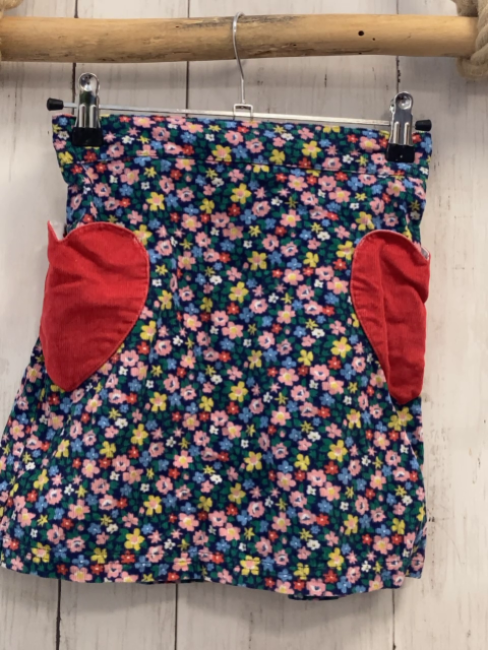 Mini Boden  Rock Gr. 134  blau Kord bunte Blumen rote Herztaschen 
