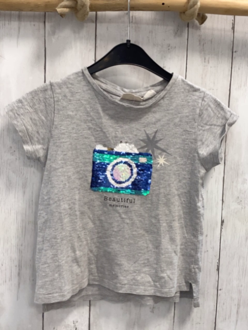 Mango T-Shirt  Gr. 122  grau Pailettenfotoapperat 