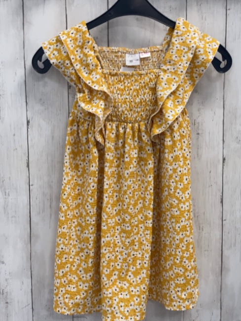 Zara  Kleid  Gr. 116  gelb Struktur Blumen Rüschen 
