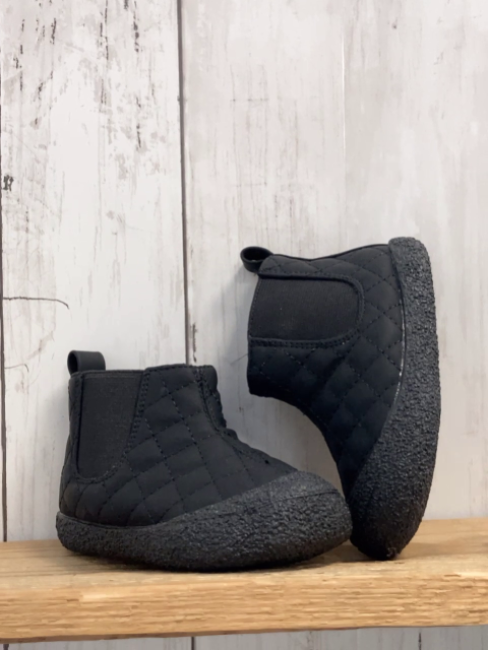 neu  Boots  Gr. 17  schwarz Gesteppt 
